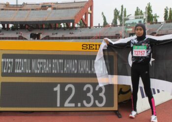 IZZATUL Musfirah Ahmad Kamal Azira ketika memenangi emas acara 100 meter perempuan bawah 15 tahun dengan catatan masa 12.33 saat pada aksi yang berlangsung pada hari Ahad lalu.