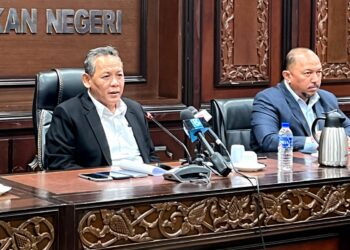 AMINUDDIN Harun pada sidang akhbar selepas mempengerusikan Mesyuarat Mingguan Exco di Wisma Negeri, Seremban hari ini.-UTUSAN/ZAKKINA WATI AHMAD TARMIZI.