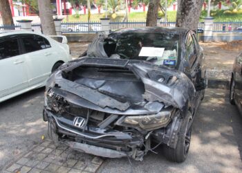 SEBUAH kereta yang dinaiki empat lelaki terbabas ke dalam longkang di Jalan Lee Poon, Rembau selepas dikejar oleh unit kereta peronda polis sejauh 20 kilometer dari Senawang, Seremban.