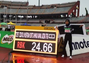 IZZATUL Musfirah Ahmad Kamal Azira meraikan kejayaannya memenangi emas acara 200 meter perempuan bawah 15 tahun dengan rekod baharu kejohanan pada Kejohanan Olahraga MSSM Kali Ke-63 yang berlangsung di Stadium Tuanku Abdul Rahman, Paroi di sini, petang tadi.-UTUSAN/BADRUL HAFIZAN MAT ISA.
