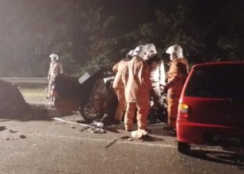 DUA pemandu kereta maut dalam nahas tiga buah kenderaan di Jalan Gemas-Tampin, berhampiran Sungai Kelamah, Tampin, malam tadi.-GAMBAR/HSAN BOMBA