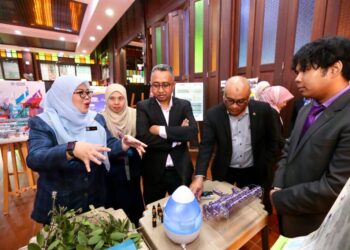 FAZIELAH Mohamad (kiri) melihat pameran berkaitan institusi pendidikan sambil diperhatikan Mohamad (tengah) pada Persidangan Psikologi dan Kaunseling Institut Pengajian Tinggi Peringkat Kebangsaan 2023 anjuran bersama Universiti Malaysia Kelantan (UMK) di Kampus Kota, Pengkalan Chepa, Kota Bharu, Kelantan hari ini.- UTUSAN/ROSLIZA MOHAMED.