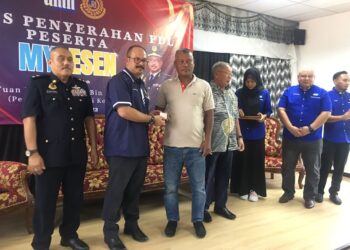 MOHD Misuari Abdullah (dua dari kiri) menyampaikan lesen kepada Zulkifli Ismail pada Majlis Penyerahan Lesen Memandu Percubaan (PDL) Peserta MyLesen B2 di Akademi Memandu Nasrom, Kota Bharu, Kelantan. UTUSAN/ROSMIZAN RESDI