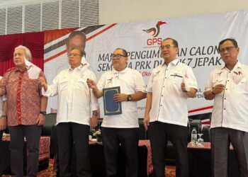 ABANG Johari Tun Openg (dua kiri) dan Iskandar Turkee - calon GPS (tengah) di Majlis Pengumuman calon GPS bagi PRK DUN Jepak di Hotel Margherita Plaza, Bintulu hari ini