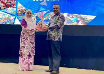 SYUHAIDA Abdul Wahab Zen menerima cenderamata daripada Pengarah Jabatan Tenaga Kerja Sabah, Wan Zulkifli Wan Setapa semasa program kesedaran membanteras buruh paksa dan buruh kanak-kanak negeri Sabah di Kota Kinabalu hari ini.