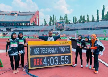IZZATUL Musfirah Ahmad Kamal Azira (tiga dari kanan) mengetuai 4x400 meter perempuan bawah 15 tahun Terengganu meraih emas acara itu dengan turut memecahkan rekod kejohanan pada Kejohanan Olahraga MSSM Kali Ke-63 yang berlangsung di Stadium Tuanku Abdul Rahman, Paroi, Seremban hari ini.
