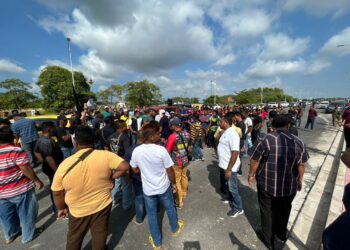 SEKUMPULAN pemandu dan pengusaha lori berkumpul bagi menyerahkan memorandum yang mengandungi sembilan tuntutan kepada JPJ di Suka Menanti, Alor Setar.