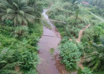 KEADAAN air Sungai Air Kuning yang berwarna hitam dipercayai berpunca hasil buangan kilang di Air Kuning, Tampin.