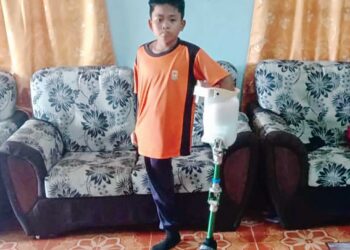MUHAMMAD AQIL NAUFAL Zaharin bersama peralatan kaki palsu sumbangan Hannah Yeoh di rumah bapa saudaranya di Felda Lepar Utara 4, di Jerantut, Pahang.