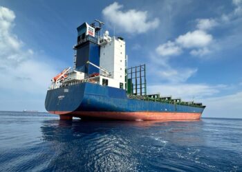 KAPAL pengangkut berdaftar di Monrovia yang ditahan selepas disyaki bersauh secara haram di perairan Johor Timur di sini petang semalam.