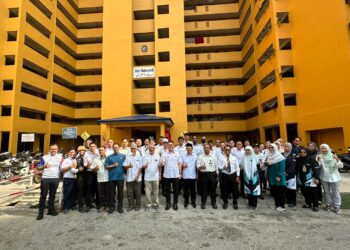 LING Tian Soon (depan tengah) bergambar bersama petugas kesihatan selepas melepaskan ribuan nyamuk Wolbachia bagi mengawal peningkatan kes denggi di negeri ini.