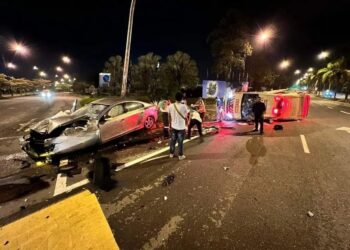 SEBUAH ambulans terbalik dalam kemalangan dengan sebuah kereta jenis Volvo di simpang empat berhampiran Masjid Sri Sendayan, Seremban pagi tadi.-GAMBAR/IHSAN POLIS.