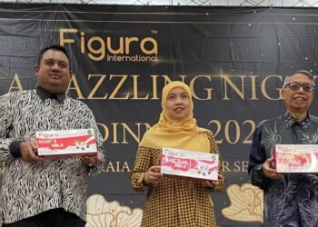 Wan Aida Wan Mustapha (tengah) bersama Mohd. Hafiz Khalid (kiri) dan Abdul Latiff Mohamad (kanan) menunjukkan produk susu kambing Hempedu Bumi yang pertama di dunia.