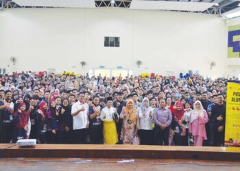 AHMAD (berbaju Melayu) bersama barisan kepimpinan Kolej Harun Aminurrashid, UPSI selepas Program Bicara Alumni baru-baru ini.