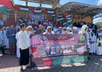 SEBAHAGIAN guru-guru pondok Kelantan dan orang ramai yang hadir memberikan sokongan kepada perjuangan rakyat Palestin di Padang Majlis Daerah Pasir Puteh (MDPP), Pasir Puteh, Kelantan hari ini-UTUSAN/TOREK SULONG.
