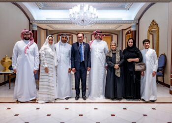 ANWAR Ibrahim bertemu dengan keluarga Rektor kedua Universiti Islam Antarabangsa Malaysia (UIAM), Prof Emeritus Datuk Dr Abdul Hamid A Abu Sulayman di Riyadh, Arab Saudi.- FACEBOOK/ANWAR IBRAHIM