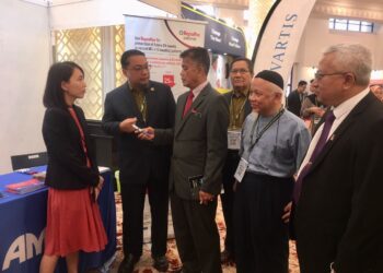 DR. Zaini Hussin (tiga dari kanan) melawat ruang pameran pada Persidangan '14th Asia Pasific Cardiologi Update' (APCU) 2023 di Kota Bharu, Kelantan hari ini. -UTUSAN/ROSMIZAN RESDI