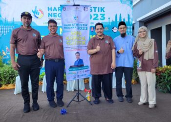 ABDOL Samad Nawi (dua kiri) menyempurnakan gimik perasmian Mini Karnival Statistik di Kampus UiTM Kota Bharu, di Lembah Sireh, Kota Bharu, Kelantan hari ini. UTUSAN/MUSTAQIM MOHAMED