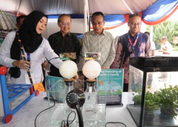 RAJA Zarith Sofiah melihat pameran sempena Hari Alam Sekitar di Hutan Bandar MBIP, Iskandar Puteri disini. -UTUSAN/RAJA JAAFAR ALI