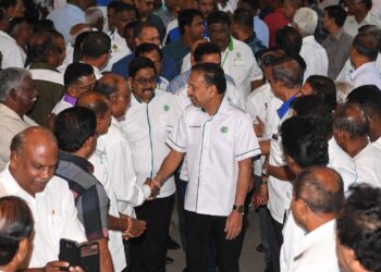 S.A Vigneswaran bersalaman dengan ahli-ahli MIC ketika beliau menghadiri Konvensyen MIC Negeri Sembilan Ke-77 di Seremban hari ini.