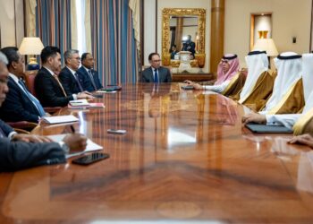 ANWAR IBRAHIM mengadakan mesyuarat bersama syarikat gergasi petroleum dan gas asli Aramco di Riyadh, Arab Saudi.-FACEBOOK/ANWAR IBRAHIM