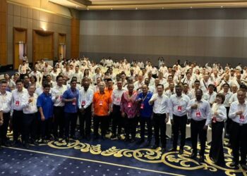 PENGERUSI Pakatan Harapan (PH) Negeri Sembilan, Datuk Seri Aminuddin Harun dan Anthony Loke Siew Fook (tengah) bersama kepemimpinan PH dan BN Negeri Sembilan dan ahli-ahli DAP pada Konvensyen Tahunan DAP Negeri Sembilan Ke-22 di Seremban hari ini.