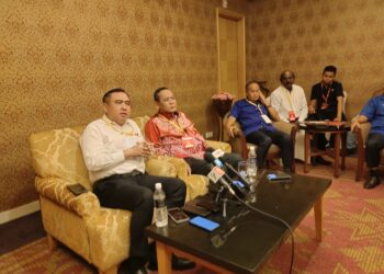PENGERUSI Pakatan Harapan (PH) Negeri Sembilan, Datuk Seri Aminuddin Harun dan Anthony Loke Siew Fook pada sidang akhbar selepas Konvensyen Tahunan DAP Negeri Sembilan di Seremban hari ini-UTUSAN/MOHD. SHAHJEHAN MAAMIN.