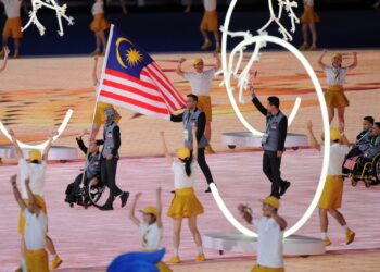 Kontinjen Malaysia berarak masuk ke dalam stadium ketika Upacara Pembukaan Sukan Para Asia Hangzhou 2022 di Stadium Pusat Sukan Olimpik Hangzhou sebentar tadi. (FOTO: Majlis Sukan Negara)
