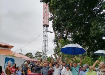 SEKUMPULAN penduduk di Bukit Gelugor, Pulau Pinang berhimpun bagi membantah pembinaan pemancar telekomunikasi 5G berhampiran surau kawasan perumahan mereka.