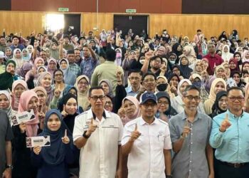 HARIS SALLEH HAMZAH (berdiri depan, enam dari kanan) bersama tetamu serta penuntut IPTA/IPTS yang menerima Bantuan Prihatan Pahang Kluster Siswa Parlimen Jerantut di Pusat Latihan Teknologi Tinggi (Adtec) Temin, Jerantut baru-baru ini. – UTUSAN/HARIS FADILAH AHMAD