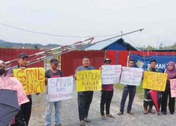 BEBERAPA pembeli berhimpun mendesak pihak bertanggungjawab menyiapkan rumah mereka yang terbengkalai di Projek Perumahan di Taman Desa Idaman, Santong, Paka, Dungun, semalam. – UTUSAN/NIK NUR IZZATUL HAZWANI NIK ADNAN.