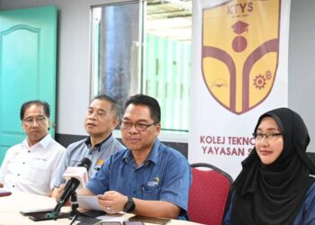 MUSTAPHA Sakmud (dua kanan) semasa sidang akhbar sempena lawatan ke KTYS di Kota Kinabalu baru-baru ini.