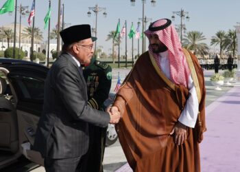 ANWAR Ibrahim disambut  Perdana Menteri Arab Saudi, Putera Mohammed Salman di Istana Al-Yamamah, Arab Saudi, Sabtu lalu.