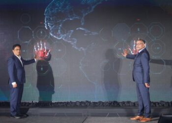 AZAM Baki (kiri) bersama Ketua Pegawai Eksekutif  Kumpulan ABAC, Center of Excellence Sdn Bhd,, Zafar Anjum pada majlis perasmian International Anti-Bribery Anti-Corruption Summit 2023 (ABAC) di Hotel Mandarin Oriental. di sini hari ini.-UTUSAN/SADDAM YUSOFF