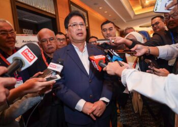 AZAM Baki (kiri) bersama Ketua Pegawai Eksekutif  Kumpulan ABAC, Center of Excellence Sdn Bhd,, Zafar Anjum pada majlis perasmian International Anti-Bribery Anti-Corruption Summit 2023 (ABAC) di Hotel Mandarin Oriental, hari ini. -UTUSAN/SADDAM YUSOFF