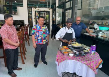 Tuanku Syed Faizuddin Putra Jamalullail berkenan menyaksikan salah seorang chef menyediakan makanan pada majlis pelancaran Promosi Masakan Perlis di Restoran Dakshin di Bandar Phnom Penh, Kemboja, Ahad lepas.