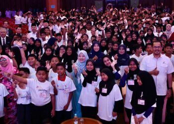 FADHLINA Sidek dan Rohani Abdul Karim bersama murid-murid yang menerima manfaat menerusi program PROMAK pada majlis pelancaran PROMAK Riang Ria Nutri Peringkat negeri Kedah di AIU, Alor Setar. -UTUSAN/SHAHIR NOORDIN