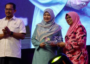 FADHLINA Sidek (tengah) bersama Rohani Abdul Karim (kanan) selepas melakukan gimik pelancaran PROMAK Riang Ria Nutri Peringkat negeri Kedah yang diadakan di AIU, Alor Setar. -UTUSAN/SHAHIR NOORDIN