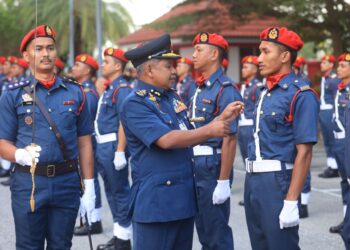 ABDUL Wahab Mat Yasin (kiri) semasa melakukan pemeriksaan perbaharisan anggota pada Majlis Kesiapsiagaan Monsun Timur Laut (MTL) di Pejabat JBPM Kelantan, Tunjong, Kota Bharu, Kelantan hari ini-UTUSAN/KAMARUL BISMI KAMARUZAMAN.