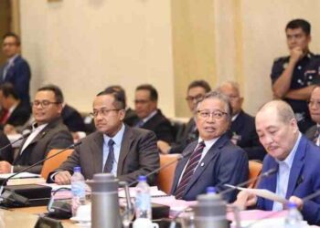 ABANG Johari Tun Openg (dua dari kanan) diberikan peluang memberi taklimat kepada persidangan mengenai pembangunan Sarawak melibatkan Menteri-Menteri Besar, dan Ketua Menteri di Pejabat Perdana Menteri, di Putrajaya petang tadi.