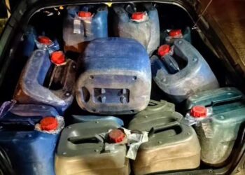 SEBUAH kereta yang digunakan untuk menyeludup minyak petrol di rampas dalam serbuan di Kampung Kedemit, Tumpat, Kelantan pagi tadi-IHSAN KPDN Kelantan