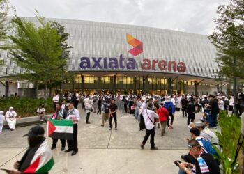 ORANG ramai mula tiba ke pekarangan Stadium Axiata Arena, Bukit Jalil bagi menghadiri Perhimpunan Malaysia Bersama Palestin hari ini.-UTUSAN/AIMAN ALI