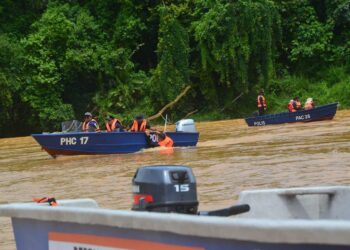 AZLI MOHD NOOR (depan) mengetuai latihan pengendalian bot/enjin sangkut di Sungai Yong berdekatan Kampung Tanjung Buloh, Lipis hari ini.