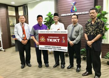 WAN Abdul Rahim Wan Abdullah (tengah) menyerahkan replika cek Pencarum Tabung Kebajikan Industri Kenaf dan Tembakau (TKIKT) di Ibu Pejabat LKTN, Kubang Kerian, Kelantan hari ini-UTUSAN/ROSLIZA MOHAMED.