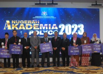 MOHD. ZAHARI Ismail (enam dari kiri) bersama penerima Anugerah Akademia POLYCC di MITC, Ayer Keroh, Melaka. - UTUSAN/AMRAN MULUP