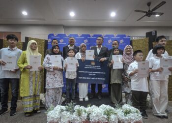 SAIFUDDIN NASUTION ISMAIL (empat dari kanan) bergambar bersama penerima sijil wargangeara di Jsbatan Pendaftaran Negara, Putrajaya di sini hari ini,-UTUSAN/ FAIZ ALIF ZUBIR