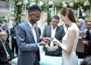 SAIFUDDIN NASUTION ISMAIL  menyaksikan perkahwinan sivil pasangan bukan Islam di Jabatan Pendaftaran Negara, Putrajaya hari ini. -UTUSAN/FAIZ ALIF ZUBIR