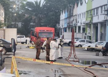 ANGGOTA bomba melakukan pemeriksaan di sekitar lokasi kejadian yang terdedah dengan kebocoran gas amonia di Taman Perindustrian Jaya, Ara Damansara, di sini.