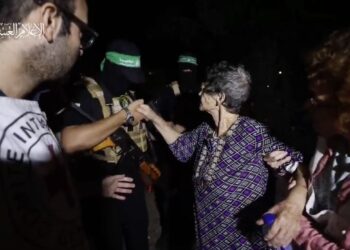 Yocheved Lifshitz bersalaman dengan pejuang Hamas selepas dibebaskan kerana mengalami masalah kesihatan di Gaza, Palestin, semalam.-GAMBAR DARI APLIKASI X