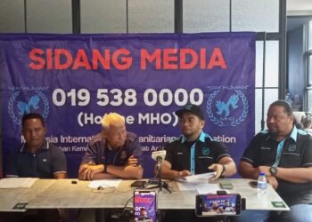 Hishamuddin Hashim (bertopi) dalam sidang akhbar mengenai kegiatan pemalsuan tandatangan pada dokumen hak milik tanah di Sungai Besi, Kuala Lumpur, hari ini.